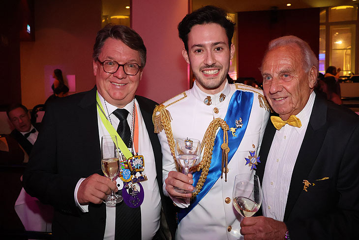 Helmut Schleich (li.), Narrhalla Prinz  2024 Frederik I. und der Faschingsprinz Günter I. (1966) Steinberg  bei der Narrhalla Soirée am 20.01.2024 im Deutschen Theater München(©Foto: Martinn Schmitz)